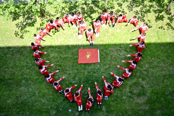 图五图六与队旗合影,让这个集体的少先队生日——汇成一本珍贵的"
