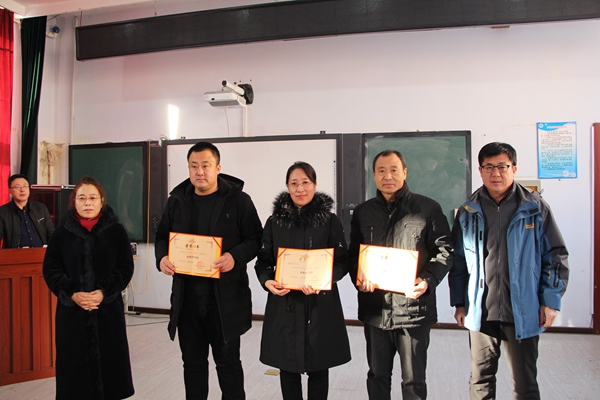 东山中学召开学期期末工作总结大会