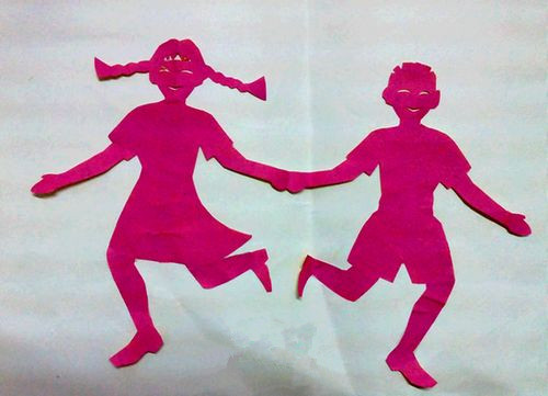 桓仁县雅河小学· 张乔庆 ·剪纸作品《手拉手》