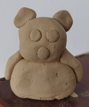 桓仁县雅河小学王欣欣泥塑作品熊
