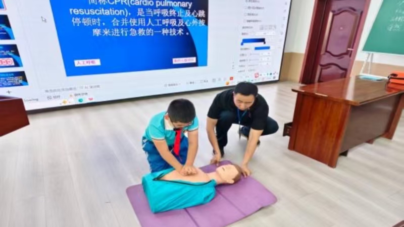 指导学生实操心肺复苏完整操作流程.jpg