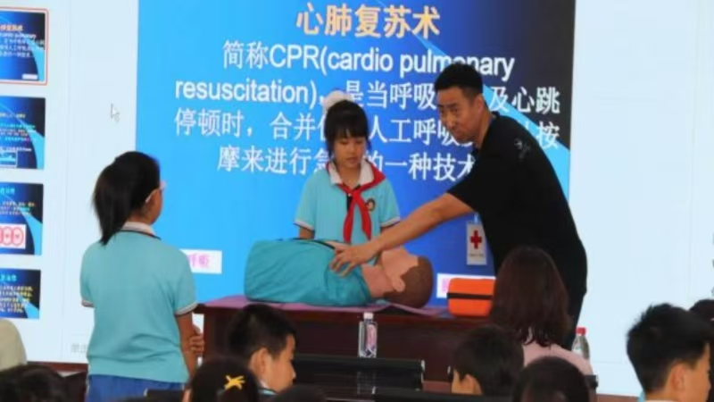 为学生讲解徒手心肺复苏（CPR）急救技能.png