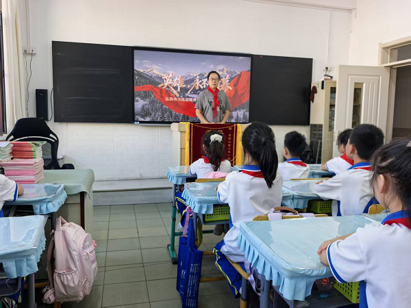 平山区东明教育集团组织收看《英雄，永不谢幕》——开展传承弘扬伟大抗战精神“大思政课”活动
